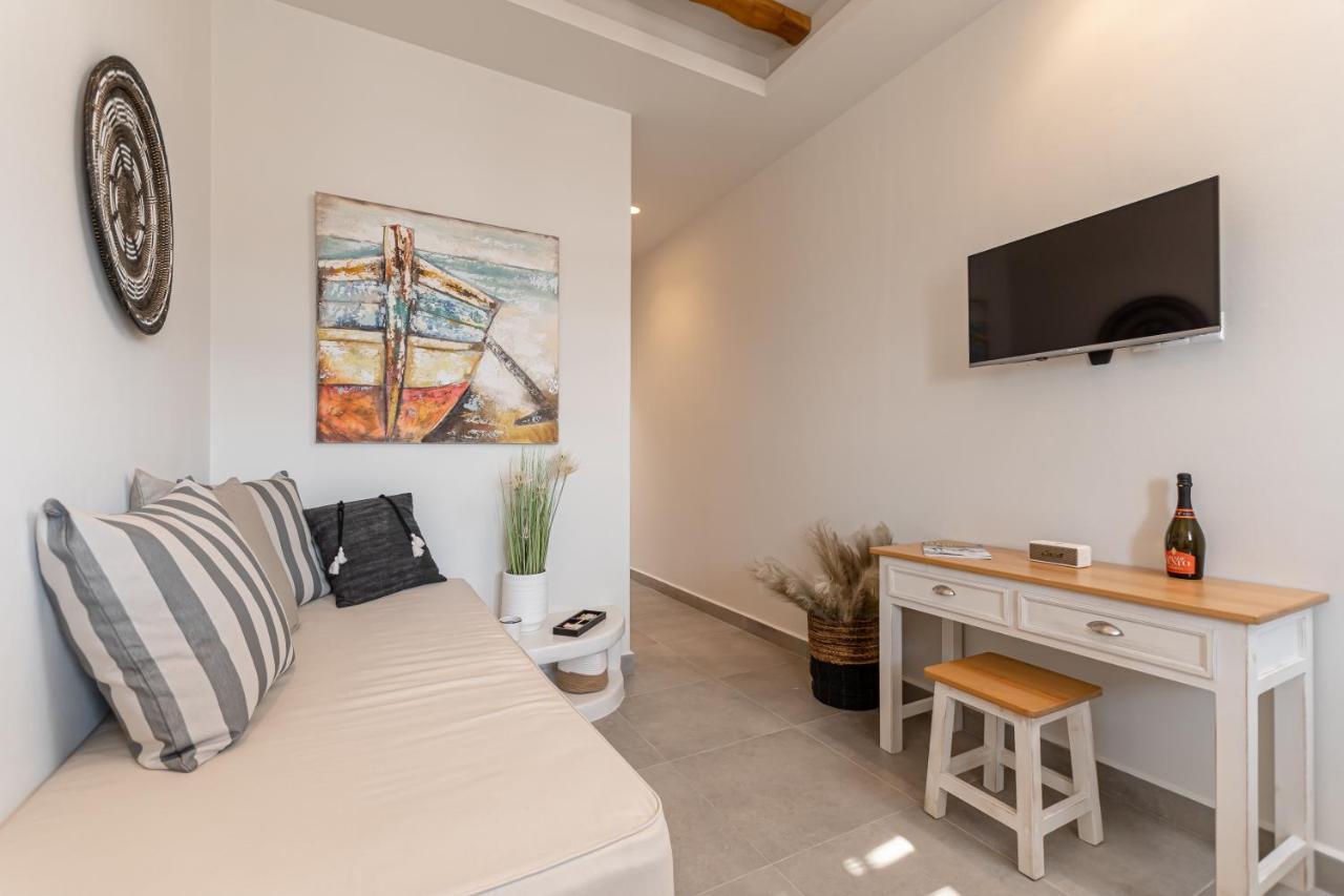Porto Dema Luxury Suites Schoinoussa Екстериор снимка