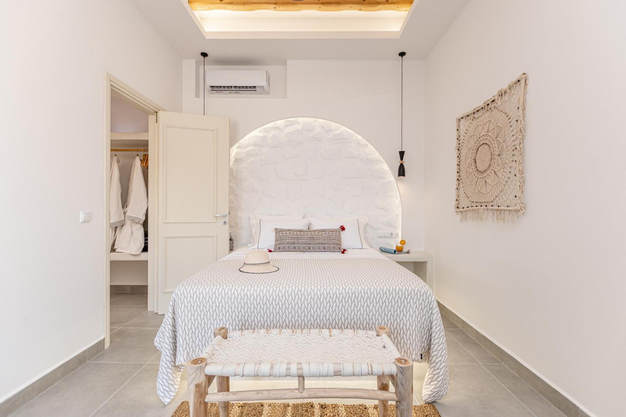 Porto Dema Luxury Suites Schoinoussa Екстериор снимка