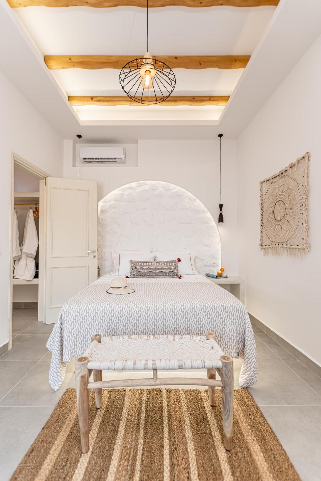 Porto Dema Luxury Suites Schoinoussa Екстериор снимка