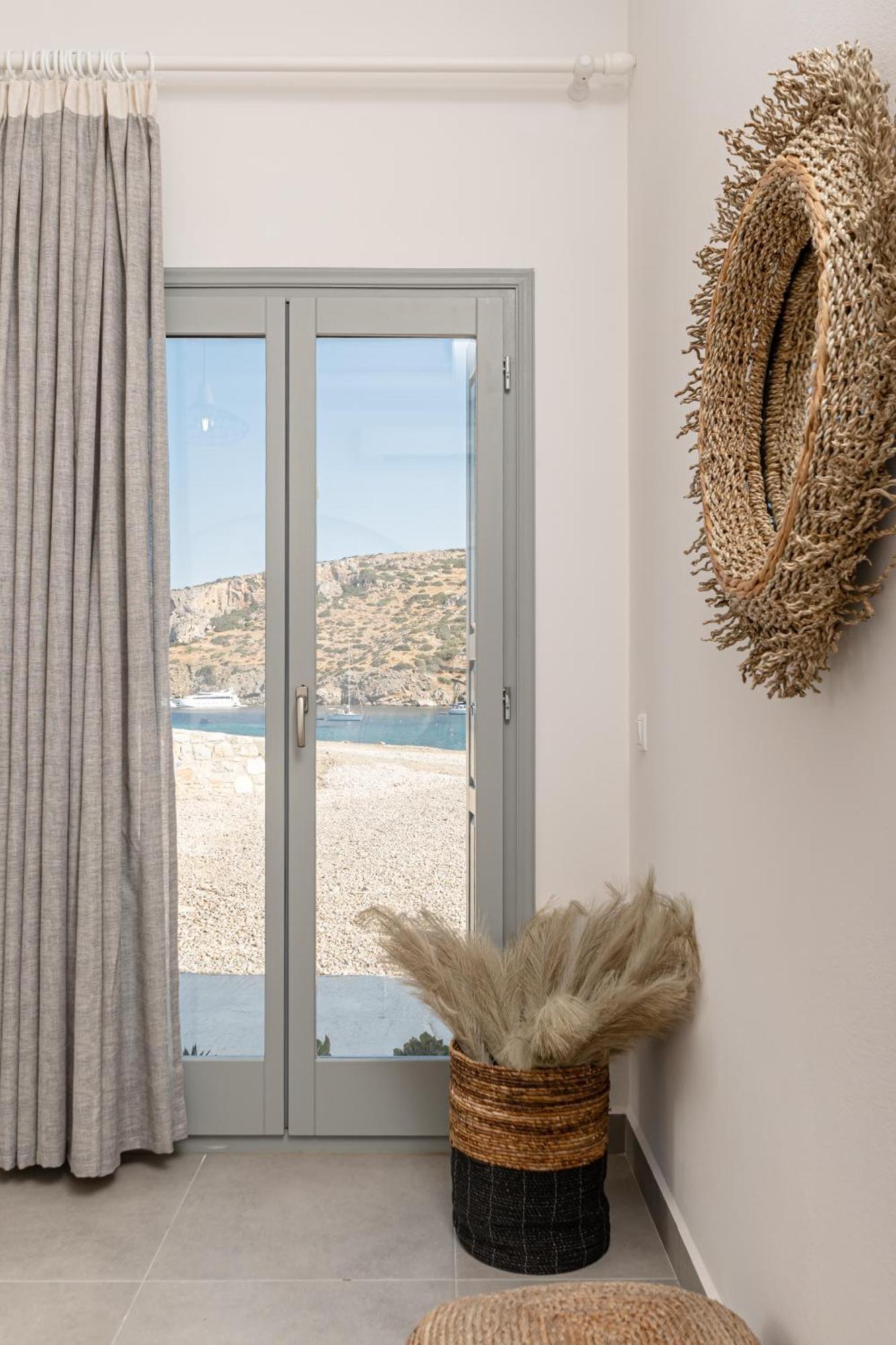 Porto Dema Luxury Suites Schoinoussa Екстериор снимка