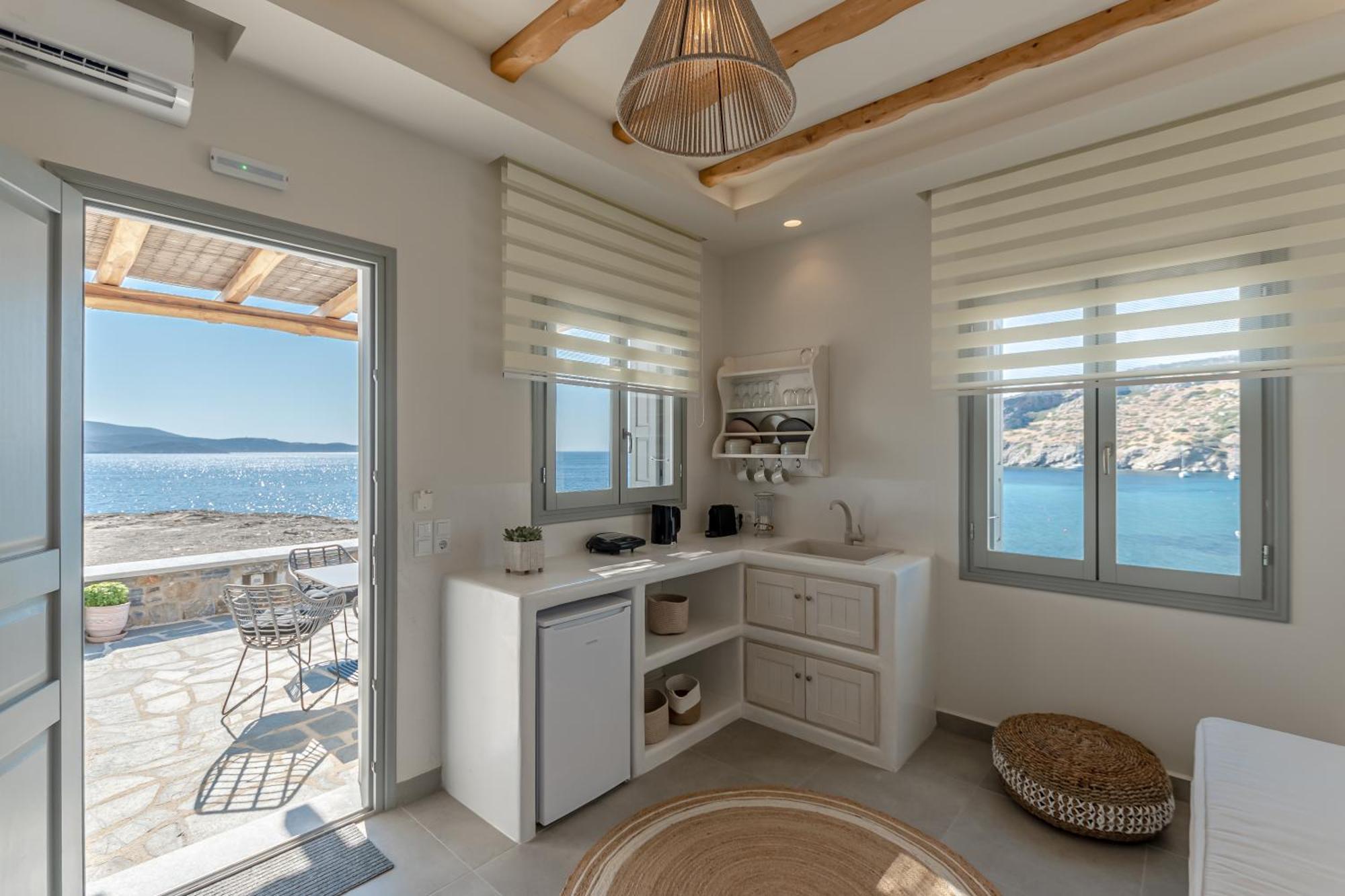 Porto Dema Luxury Suites Schoinoussa Екстериор снимка