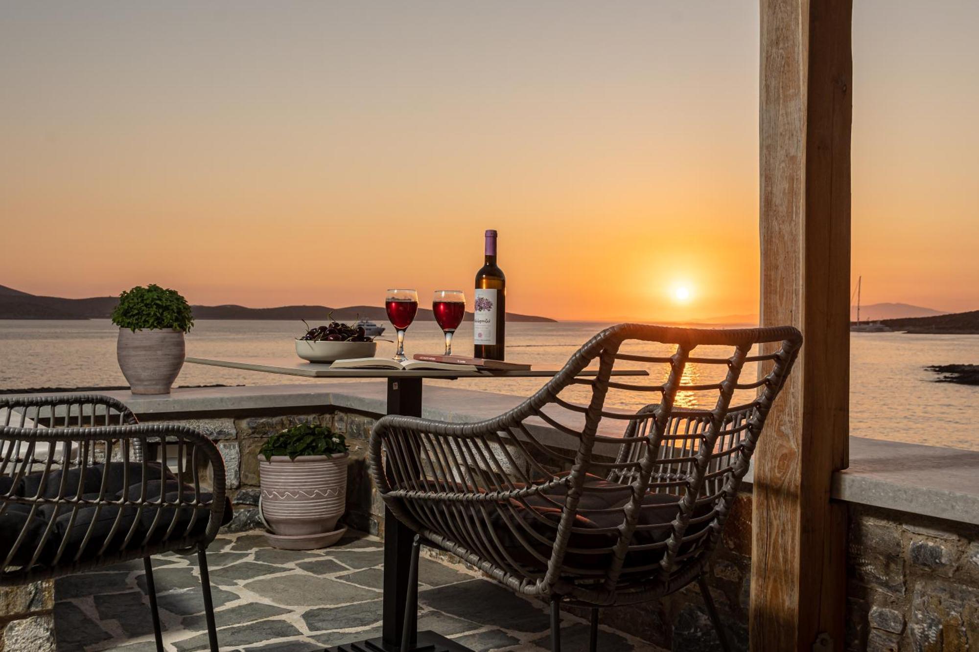 Porto Dema Luxury Suites Schoinoussa Екстериор снимка