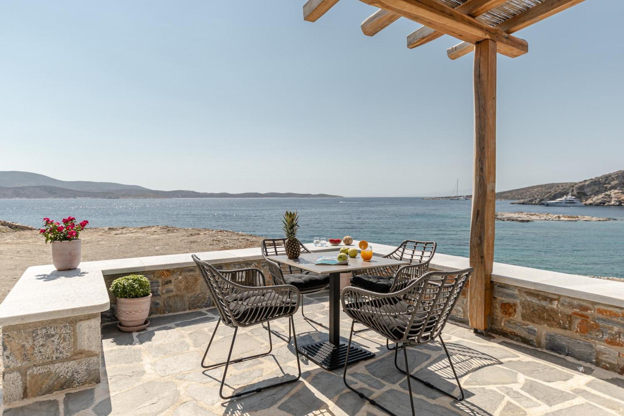 Porto Dema Luxury Suites Schoinoussa Екстериор снимка