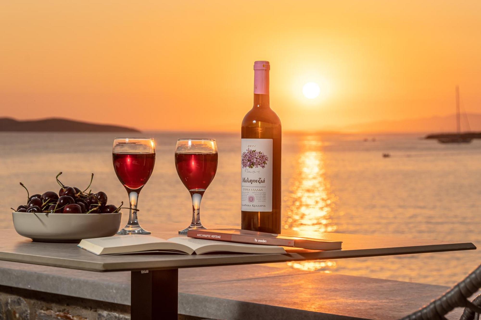 Porto Dema Luxury Suites Schoinoussa Екстериор снимка